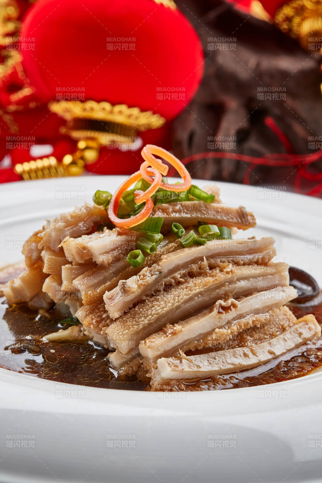 白色瓷盘装的凉拌猪肚丝