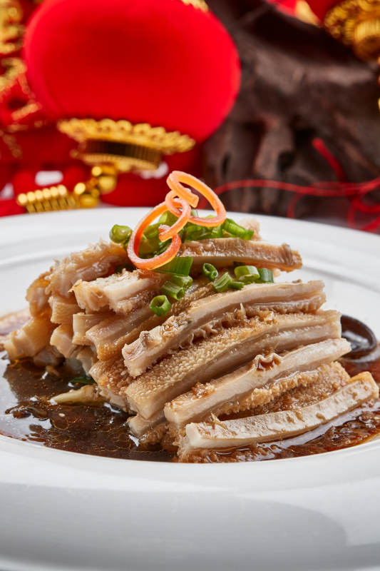 白色瓷盘装的凉拌猪肚丝