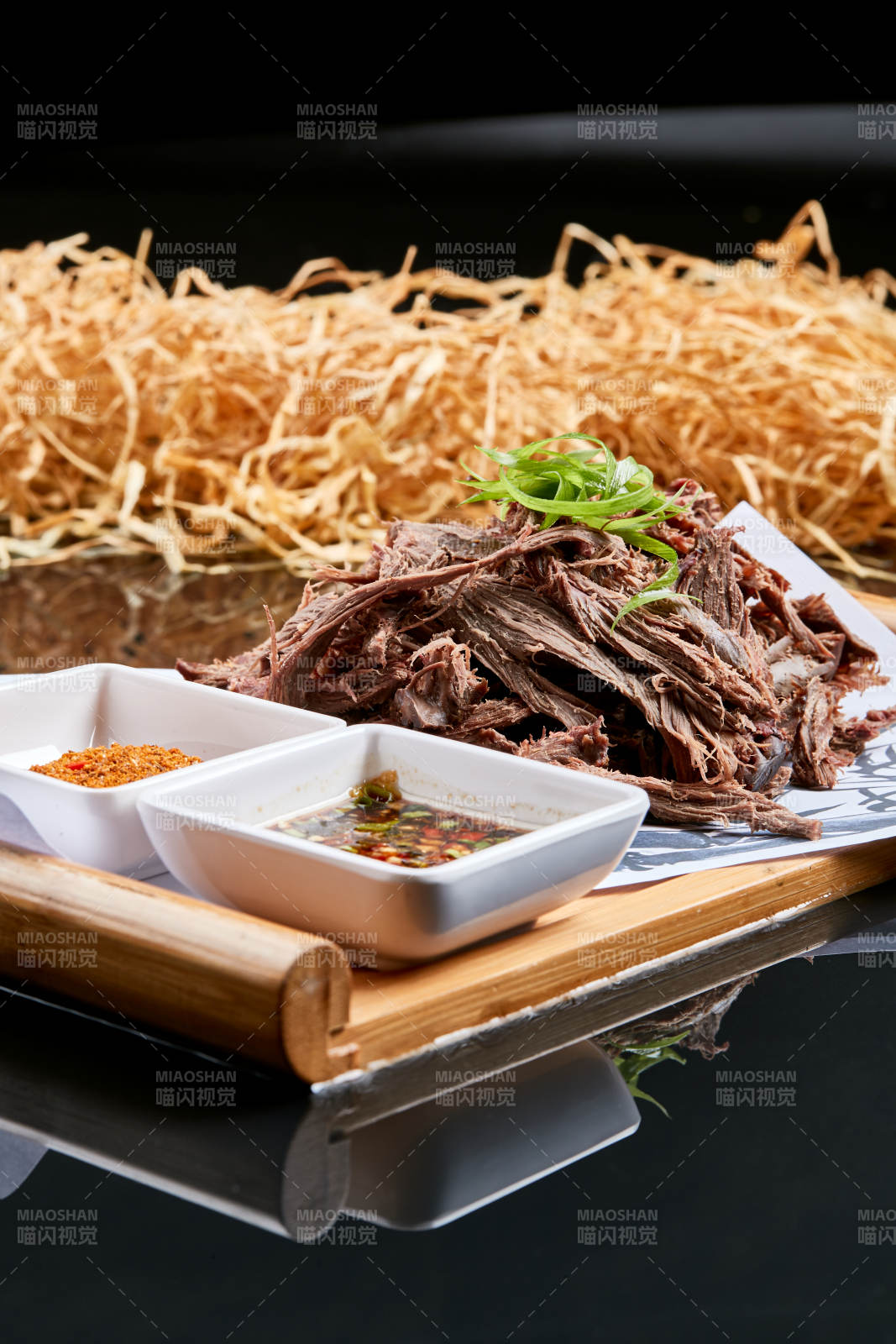 木质托盘装的手撕耗牛肉