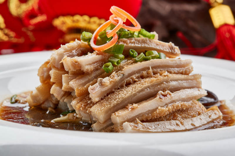 白色瓷盘装的凉拌猪肚丝