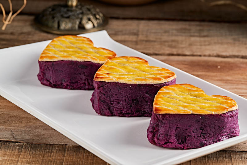 白色瓷盘装的茶餐烘焙酥皮心形紫薯泥