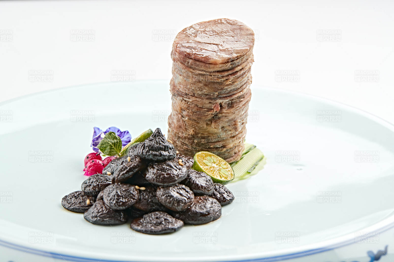 青花瓷盤(pán)裝的醬腌口蘑配壓肘花