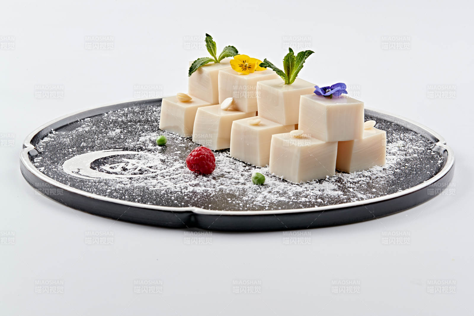 精美餐具装的自制杏仁豆腐