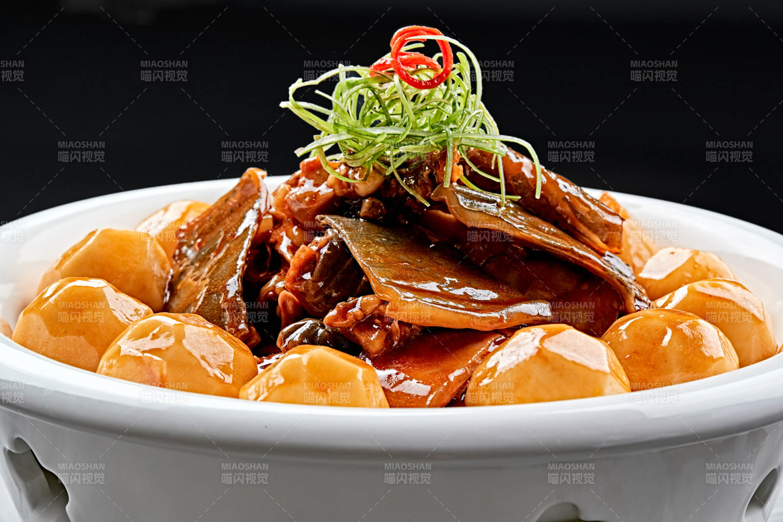 白色瓷餐具裝的濃香紅燒土豆燉甲魚