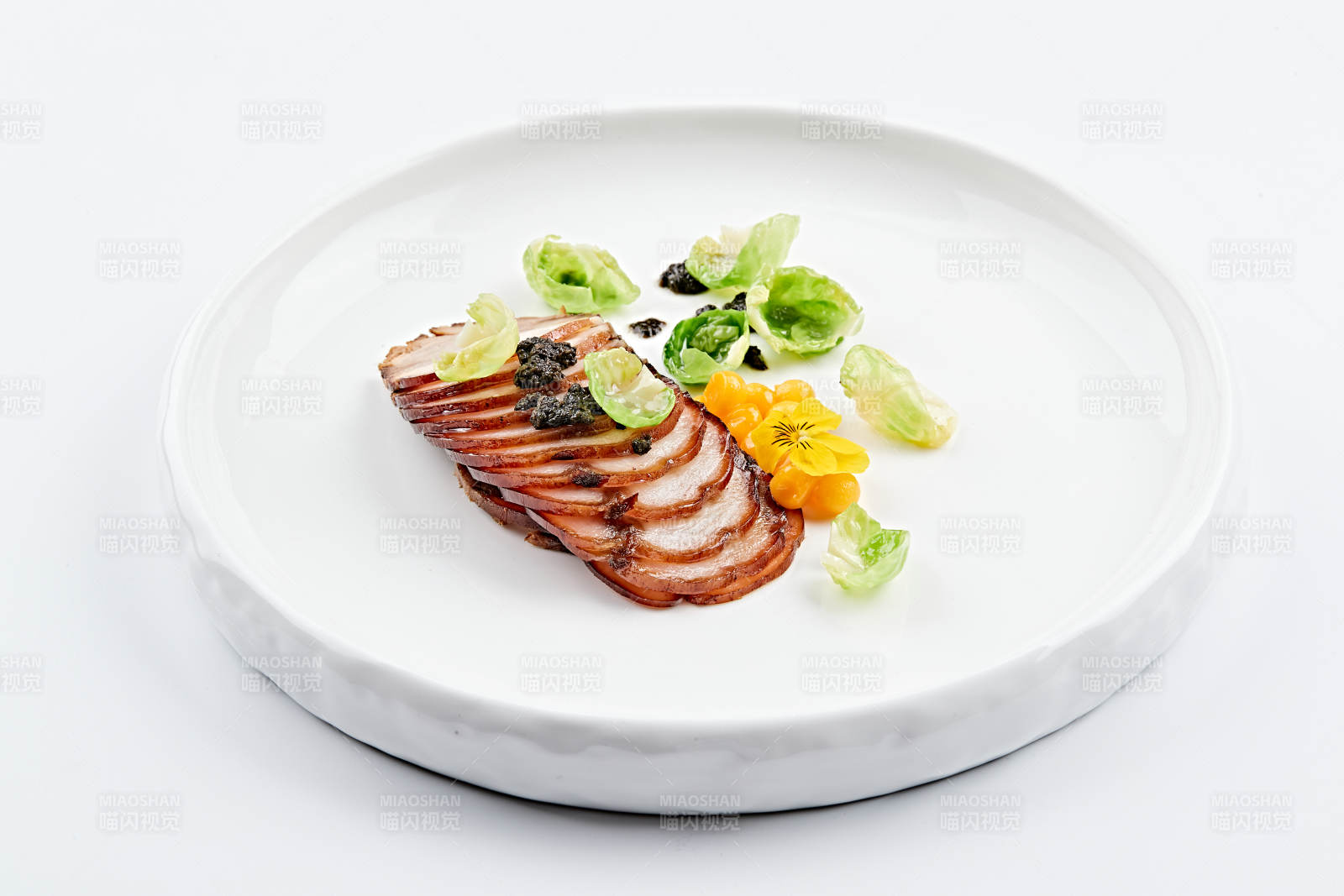 白色瓷盤裝的富貴秘制叉燒肉