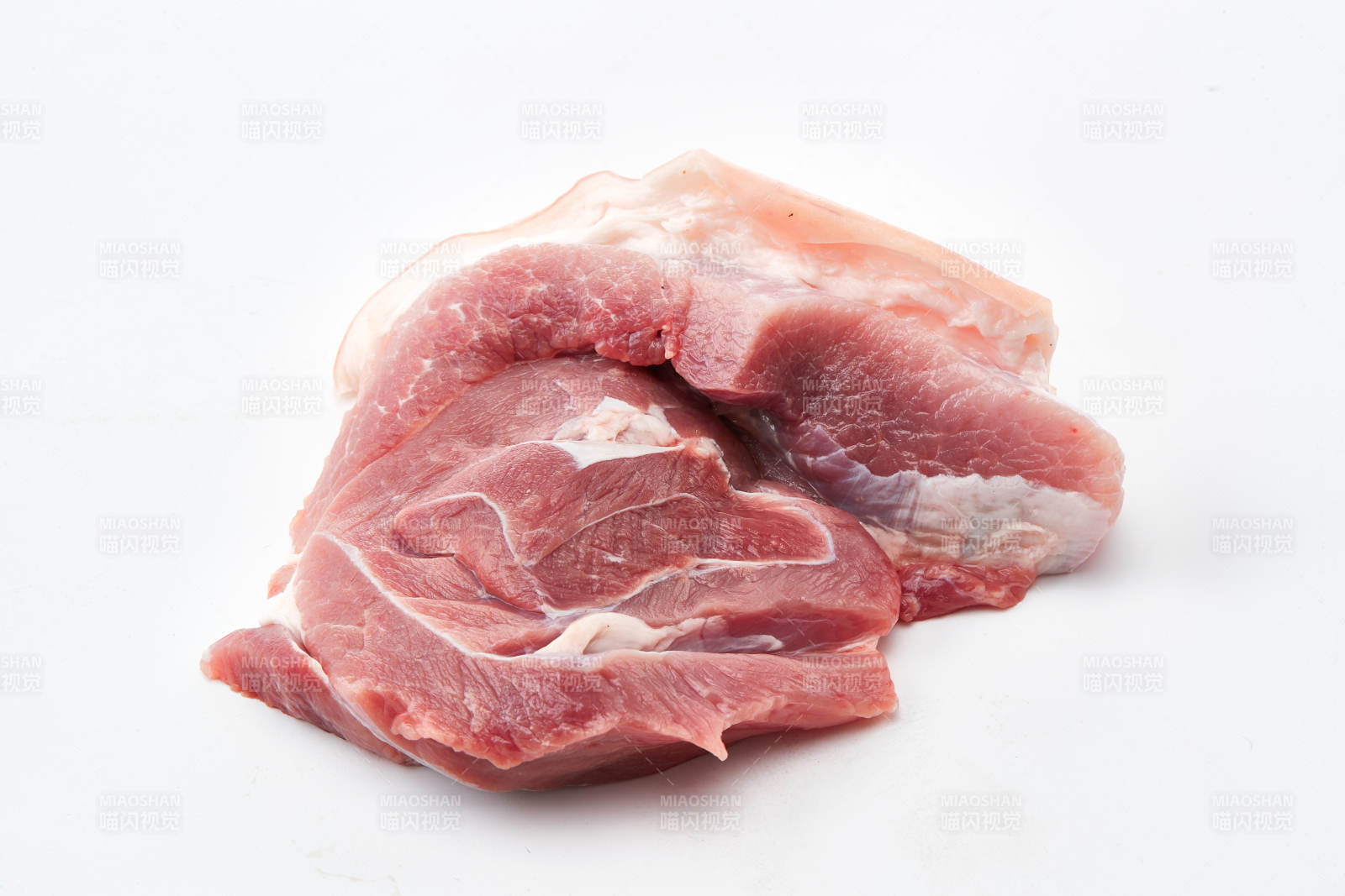 白色背景下的生鮮豬棒骨