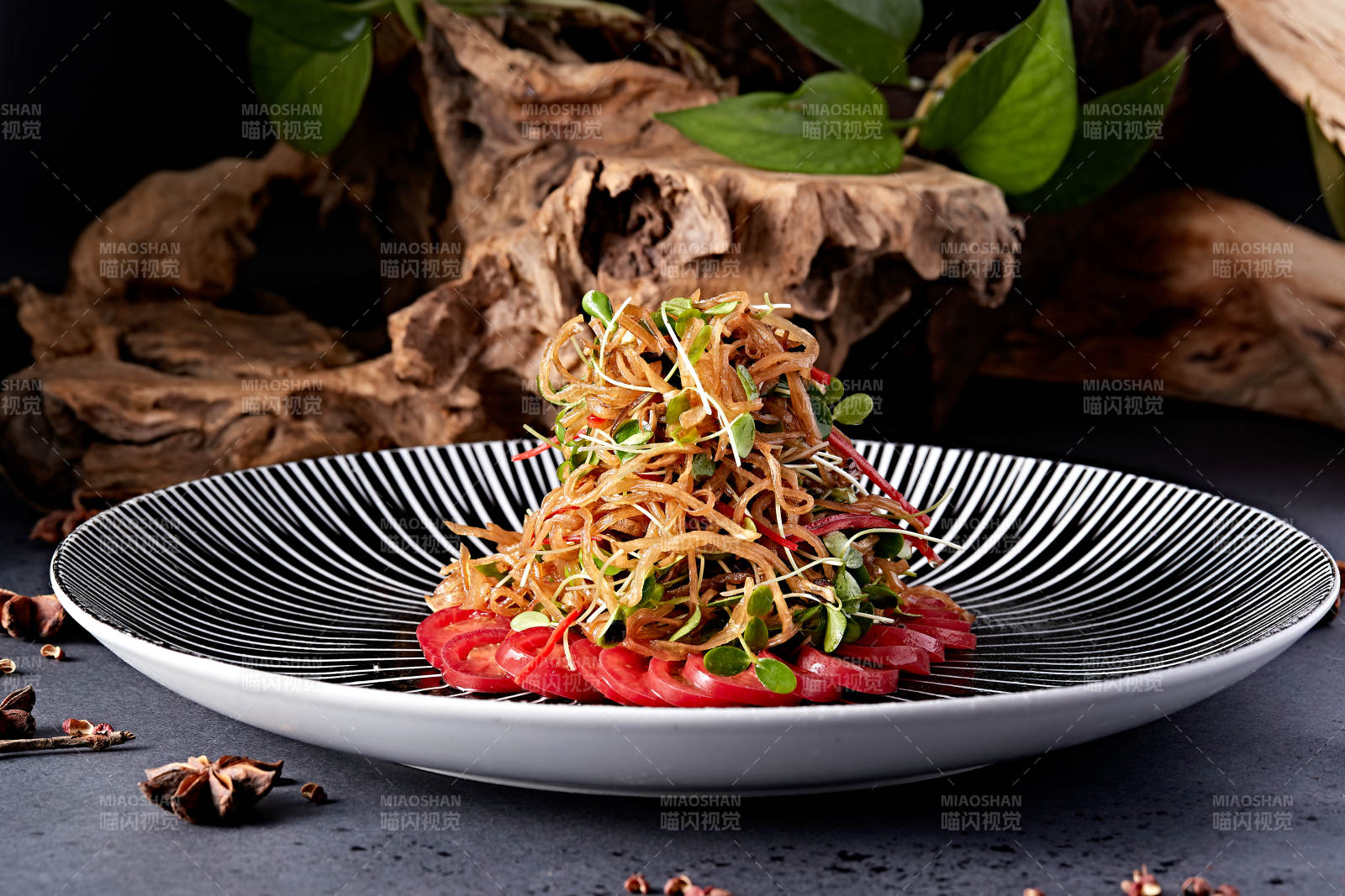 香椿苗熗拌杏鮑菇絲配圣女果