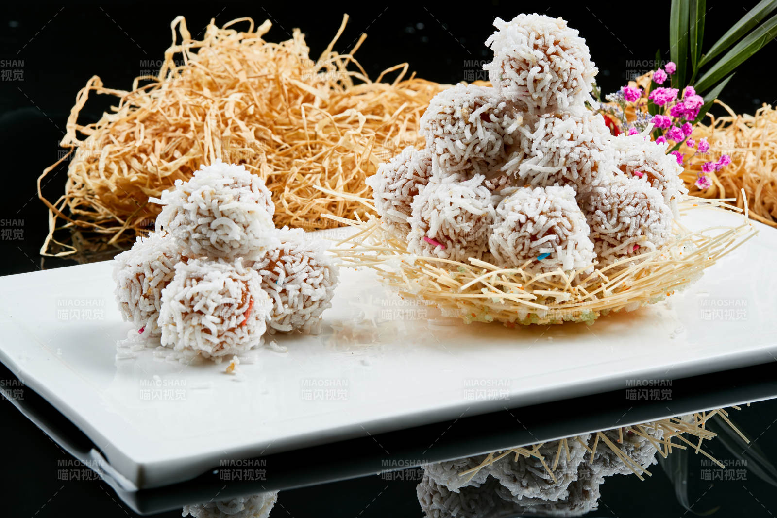 白色瓷盤裝的的酥炸糯米豬肉丸