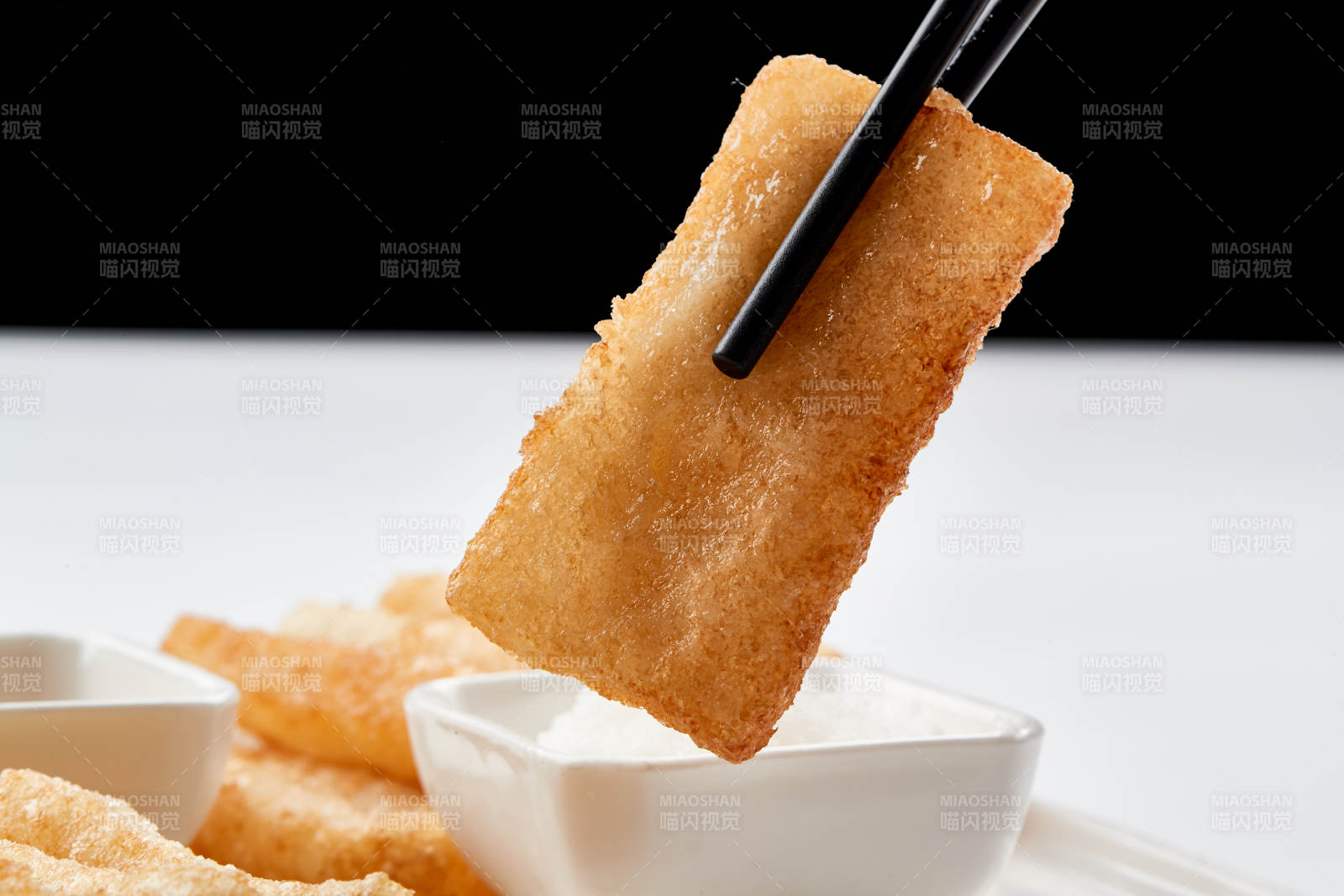 白色瓷盤裝的美味香炸糯米糍粑