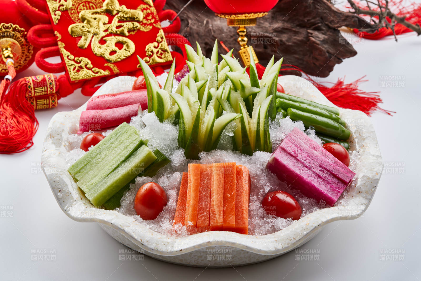 布满碎冰的餐具装的新鲜时蔬拼盘