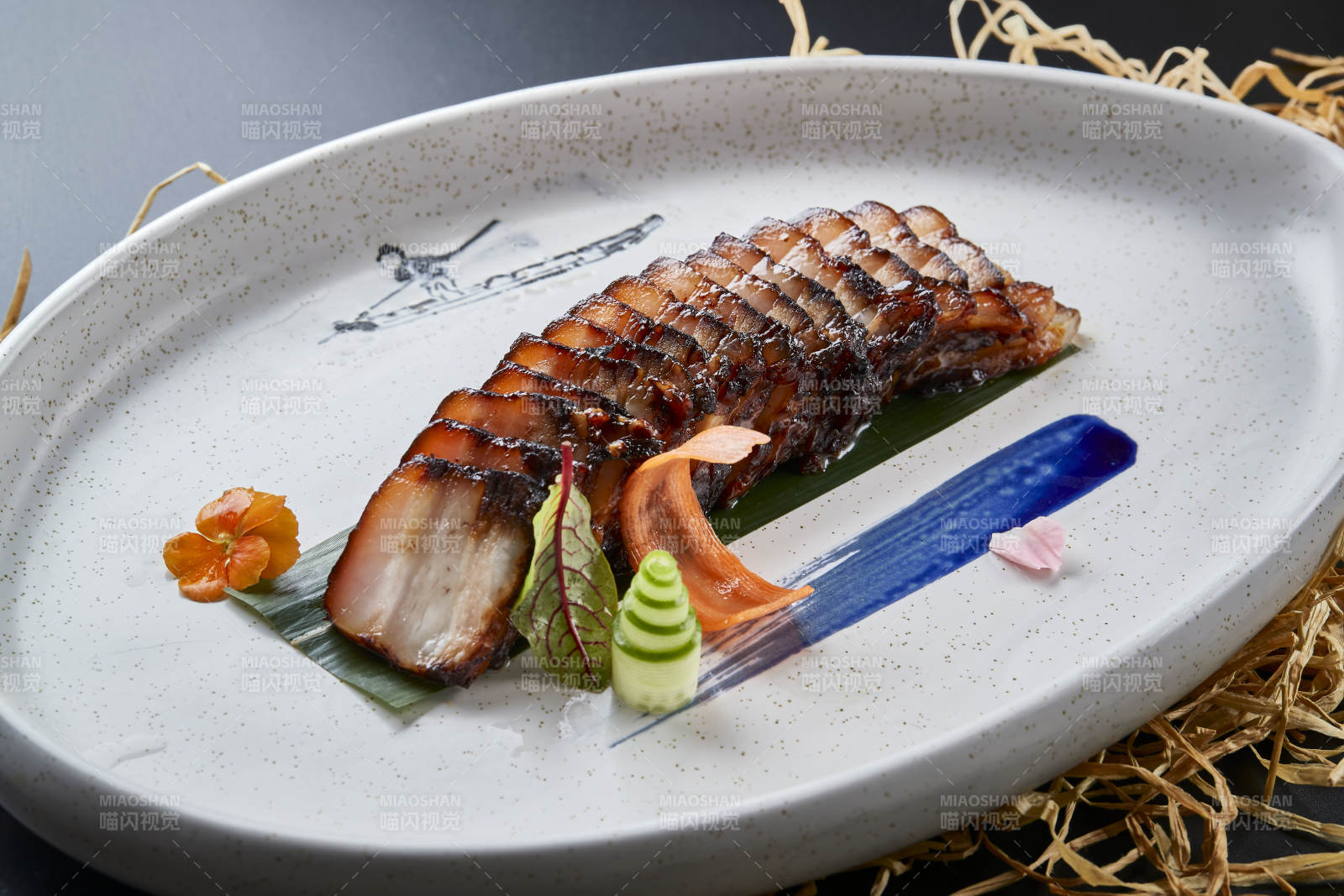 精美餐具裝的秘制廣味叉燒肉