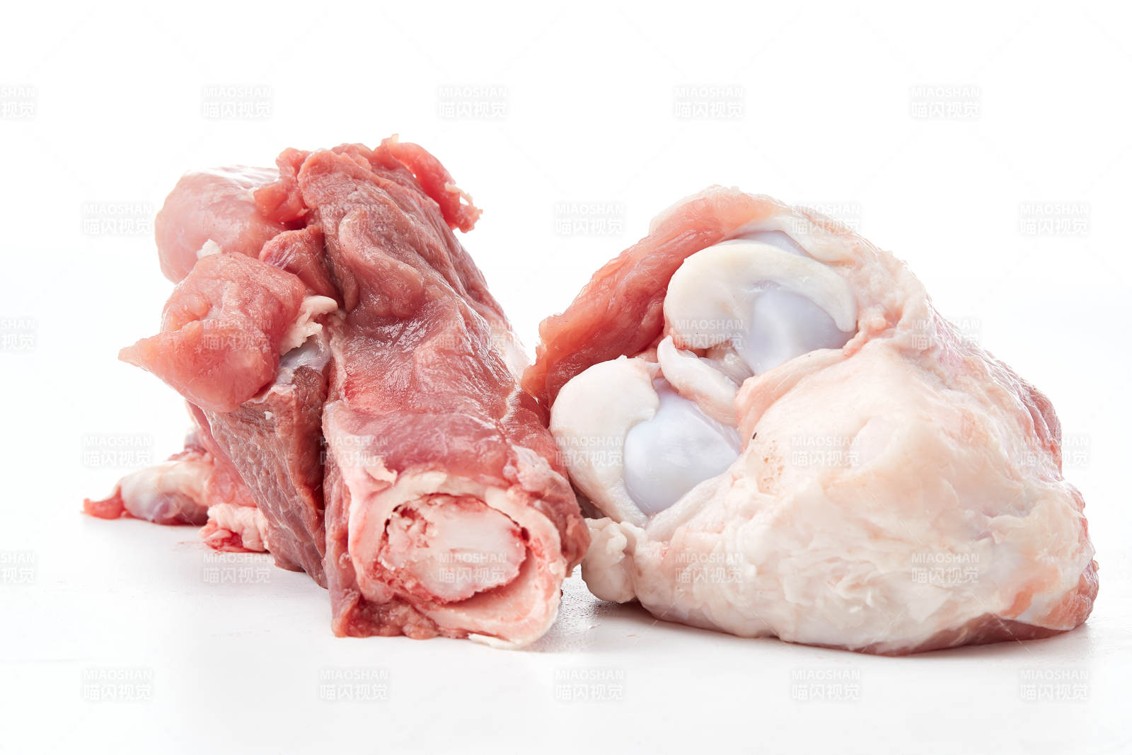 白色背景下的生鮮豬棒骨