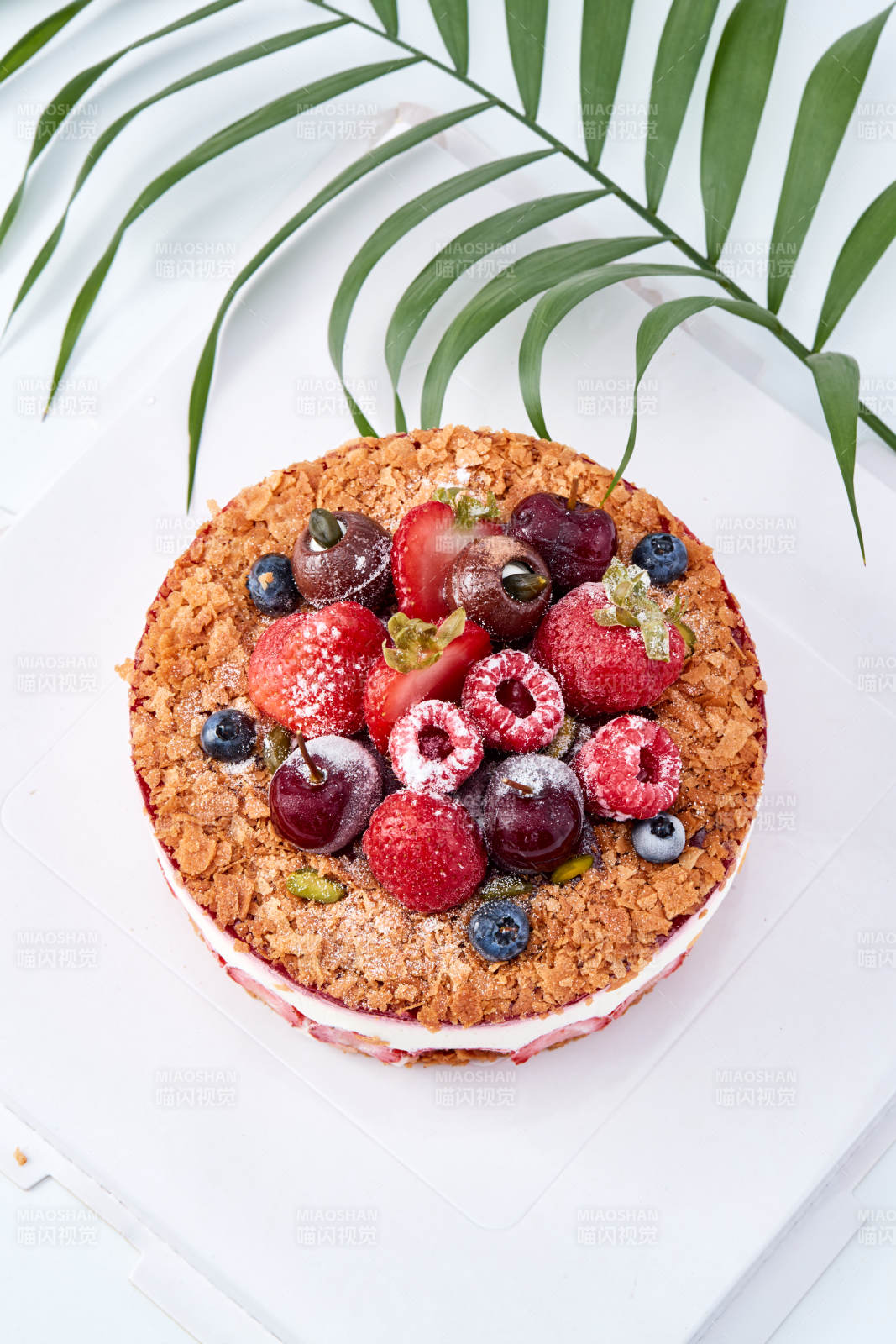 鮮水果點(diǎn)綴的鮮奶慕斯草莓烤堅(jiān)果生日蛋糕