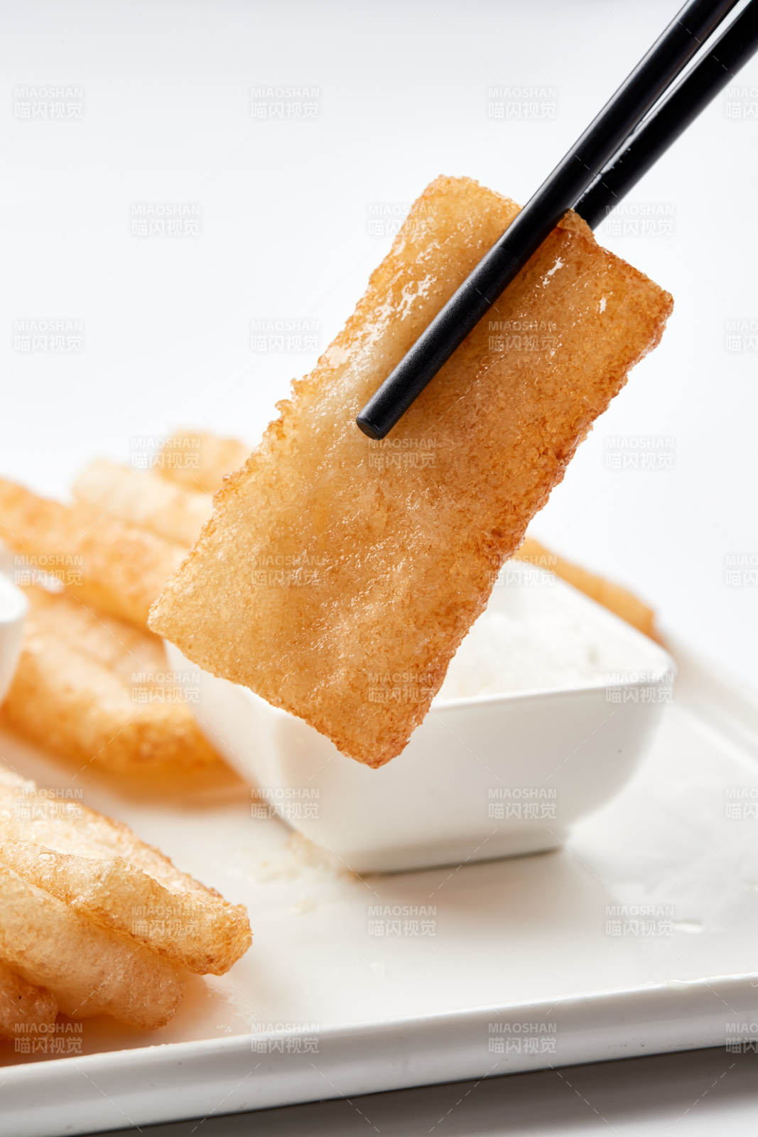 白色瓷盤裝的美味香炸糯米糍粑