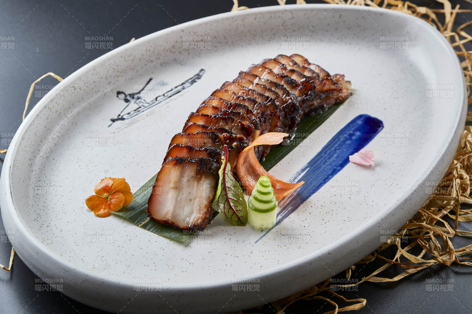 精美餐具裝的秘制廣味叉燒肉