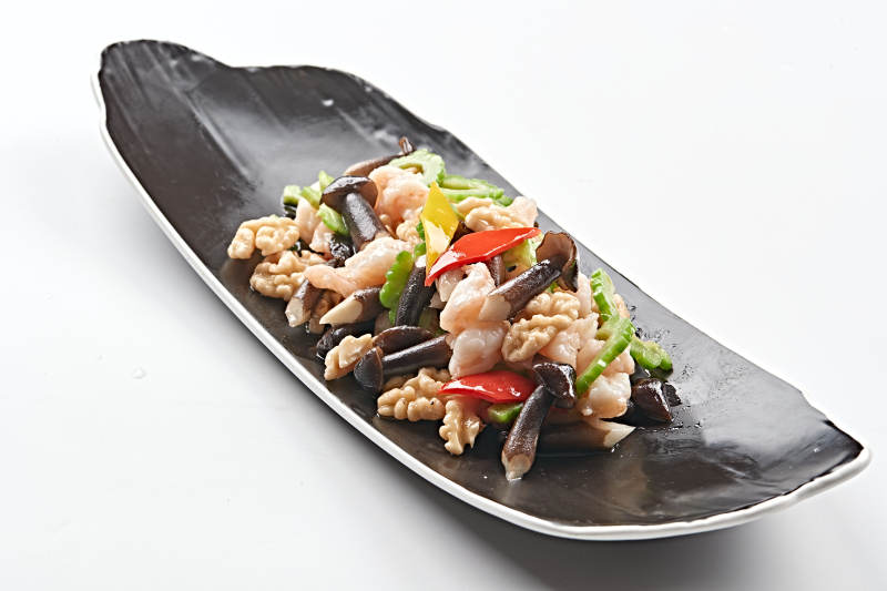 精美餐具装的鸡枞菌鲜桃仁小炒大虾仁