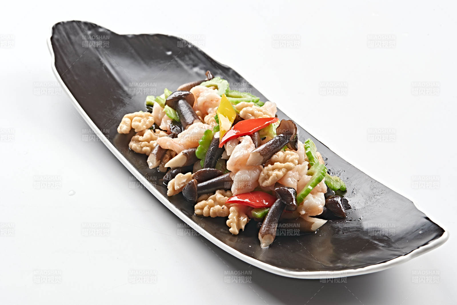 精美餐具装的鸡枞菌鲜桃仁小炒大虾仁