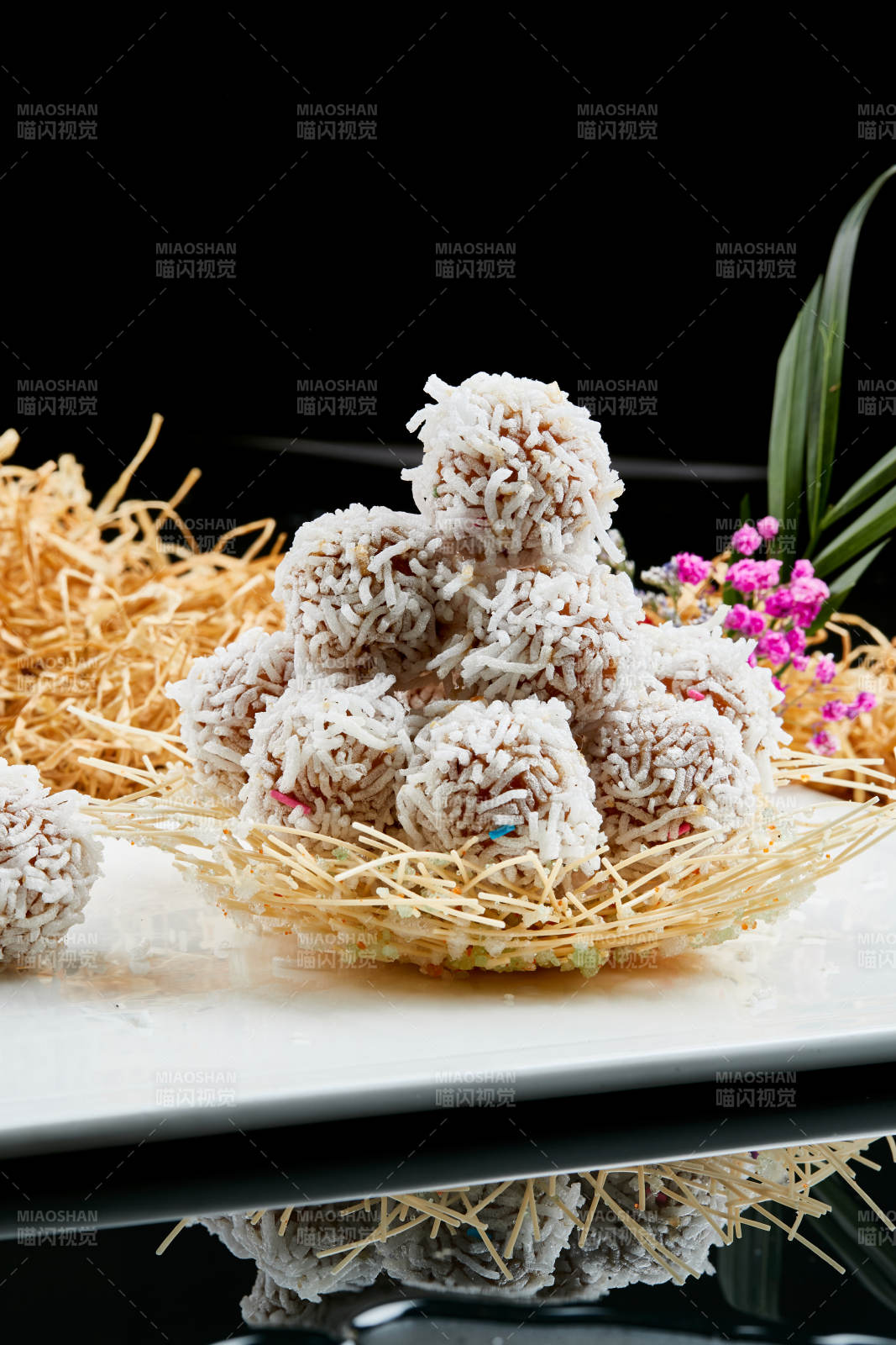 白色瓷盘装的的酥炸糯米猪肉丸