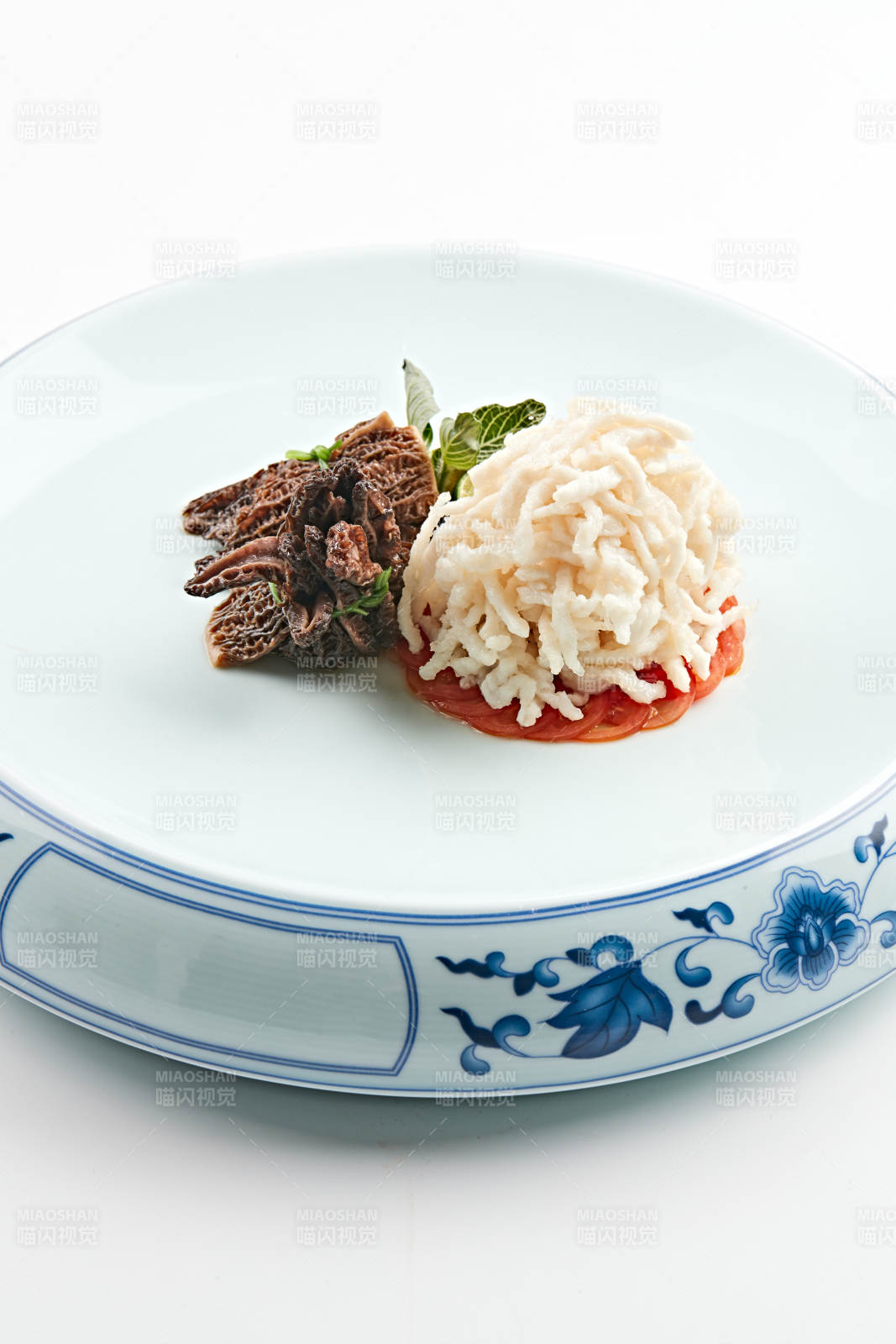 青花瓷盤裝的清煮雞絲配羊肚菌