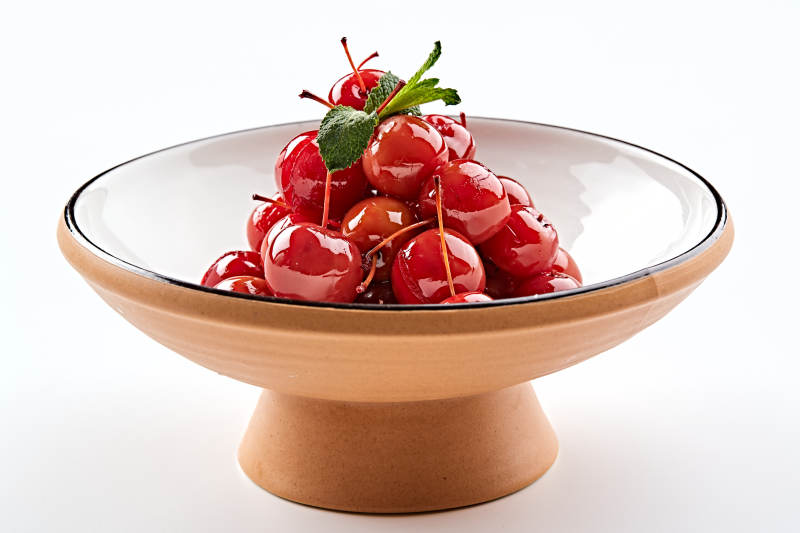精美餐具装的野蜂蜜腌渍海棠果