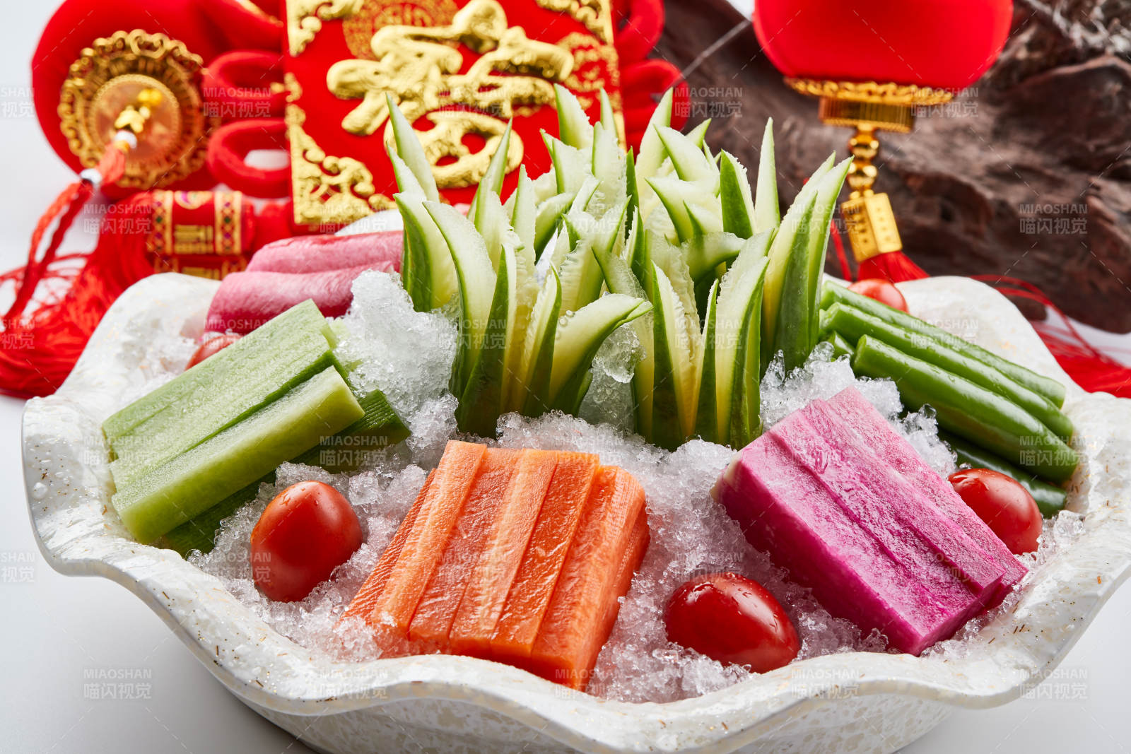 布滿碎冰的餐具裝的新鮮時蔬拼盤