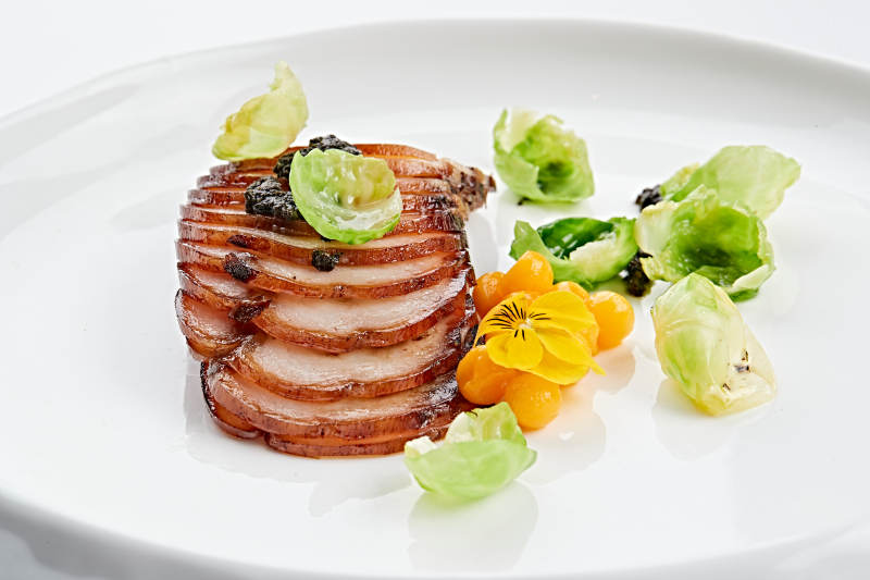 白色瓷盤裝的富貴秘制叉燒肉