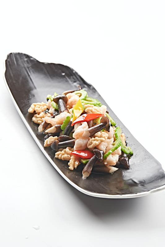 精美餐具装的鸡枞菌鲜桃仁小炒大虾仁