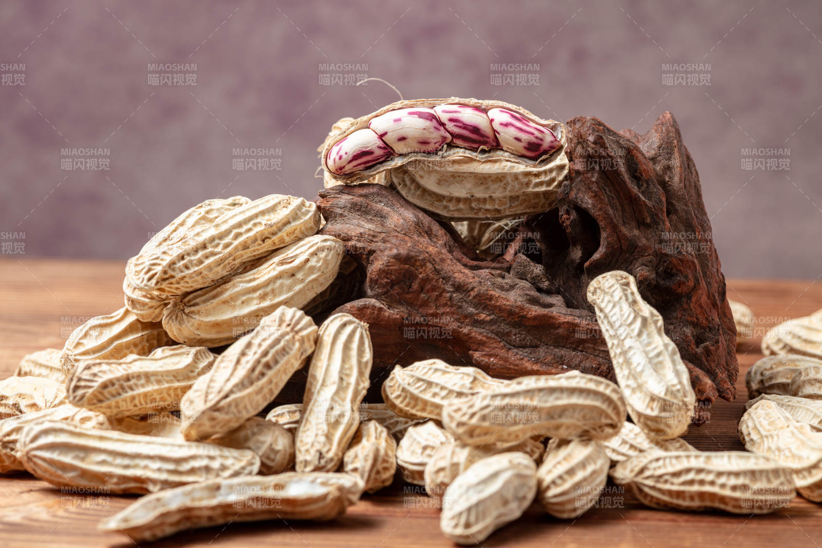 花生堆叠木块上