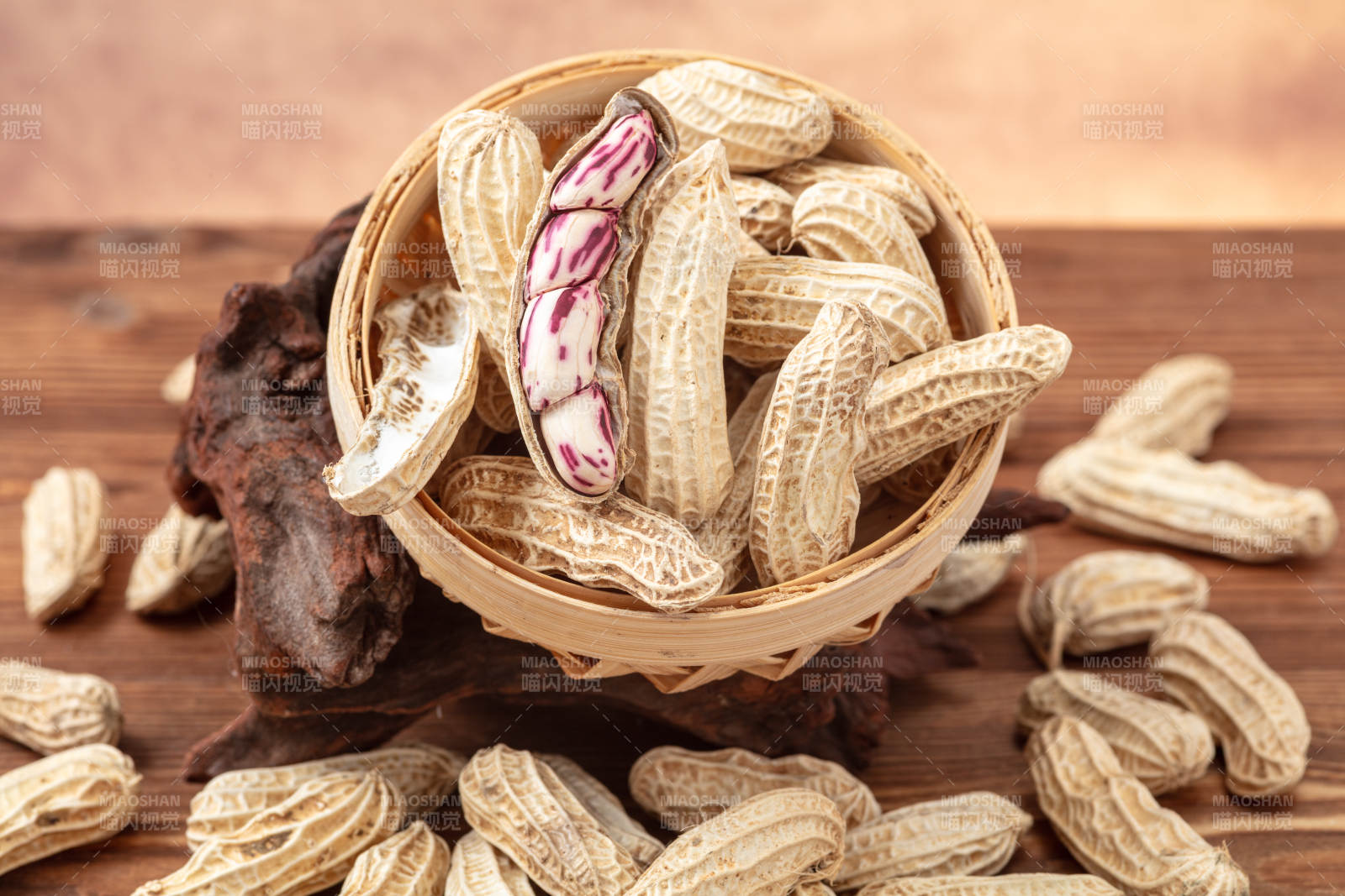 花生满溢竹篮中