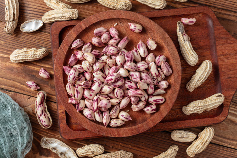 花生仁与壳摆盘