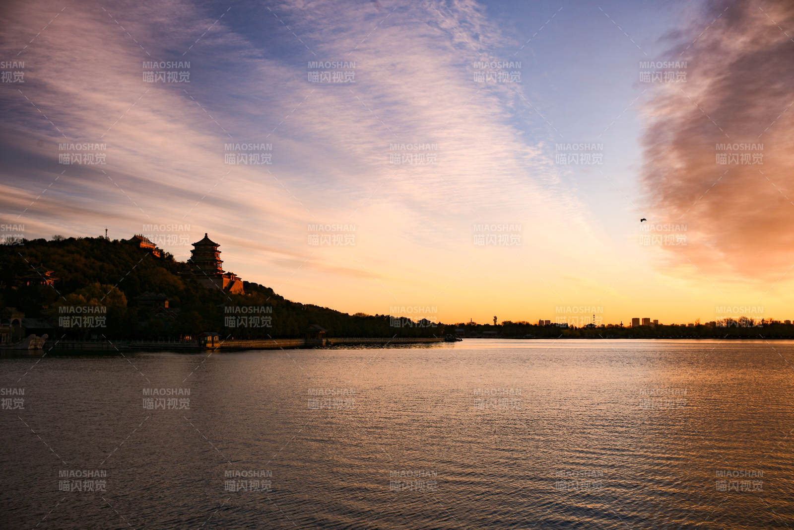 颐和园昆明湖湖畔夕阳美景