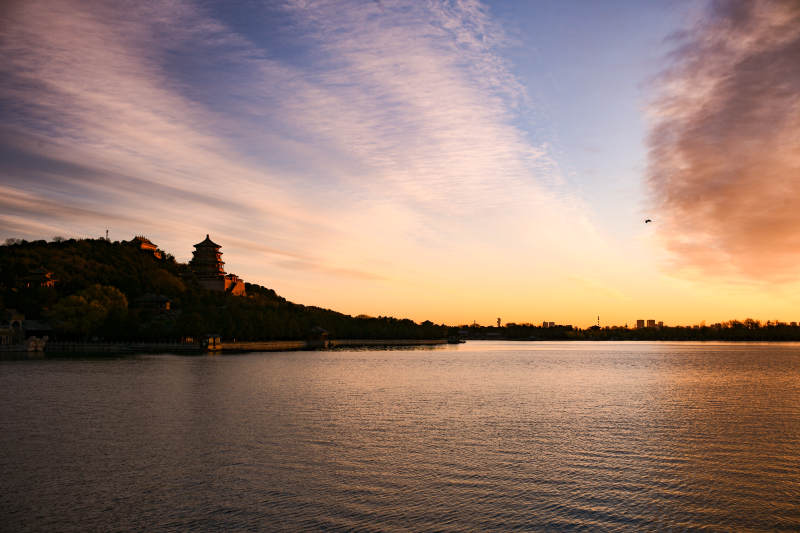 颐和园昆明湖湖畔夕阳美景