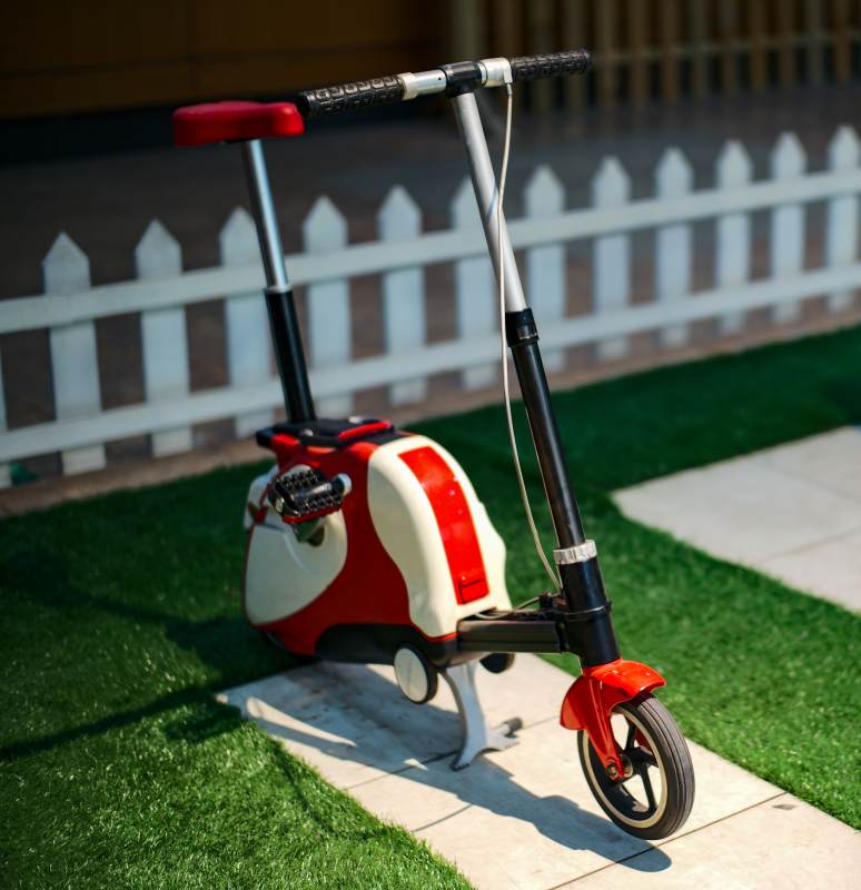 红色儿童滑板车