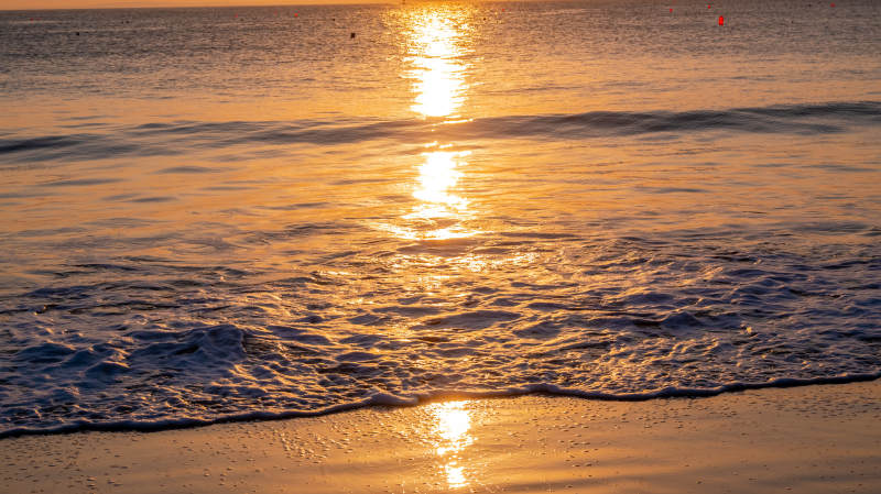 泉州夕阳海浪沙滩