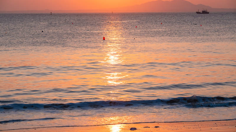 泉州夕阳海面波光粼粼