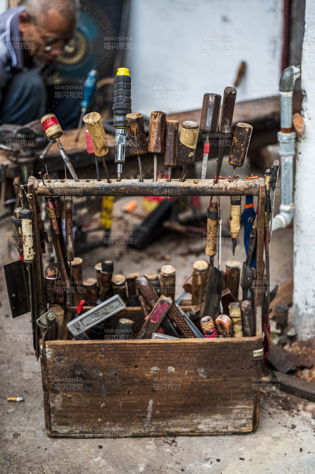 旧木箱里的工具
