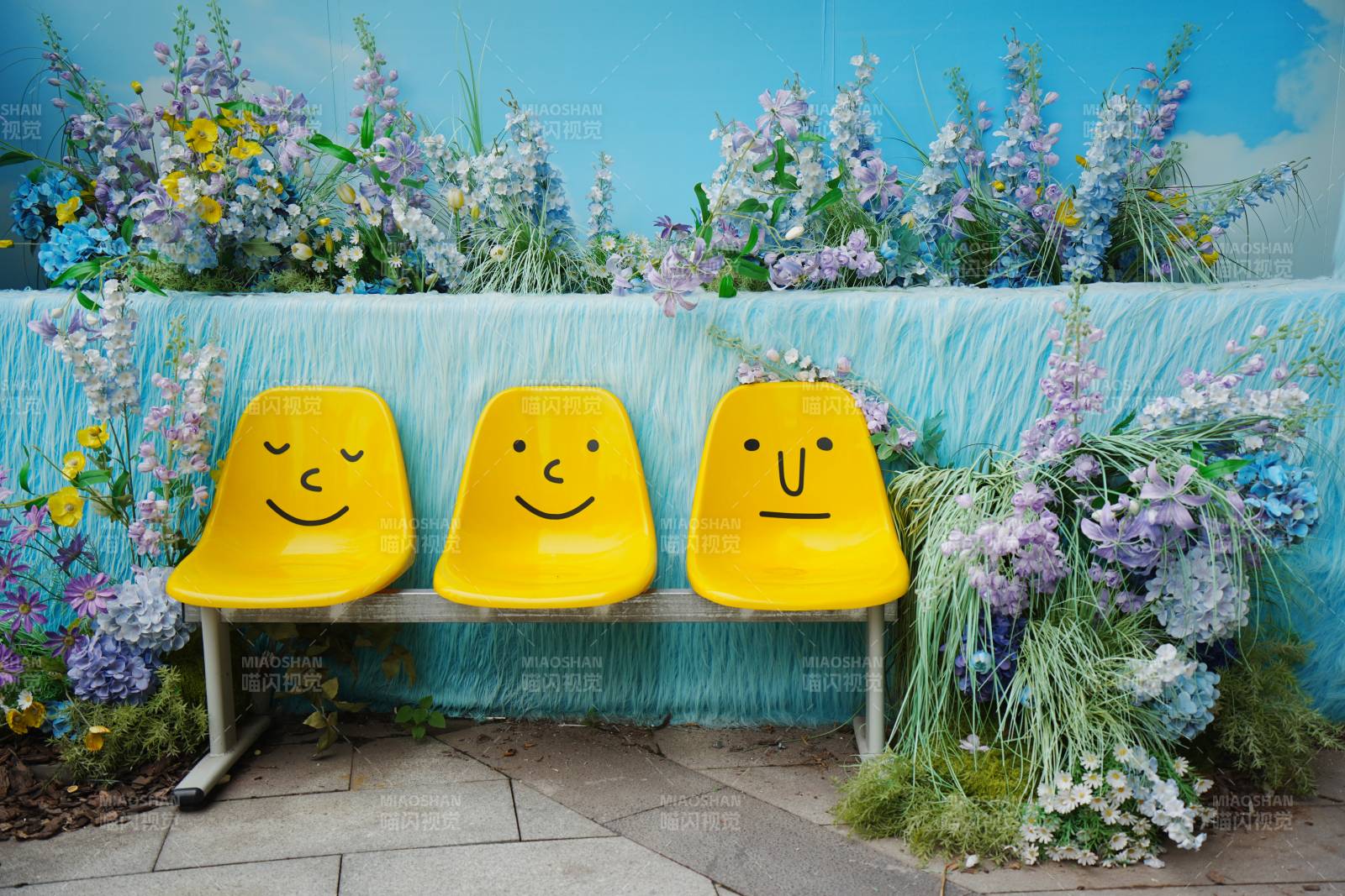 笑臉長椅花叢中