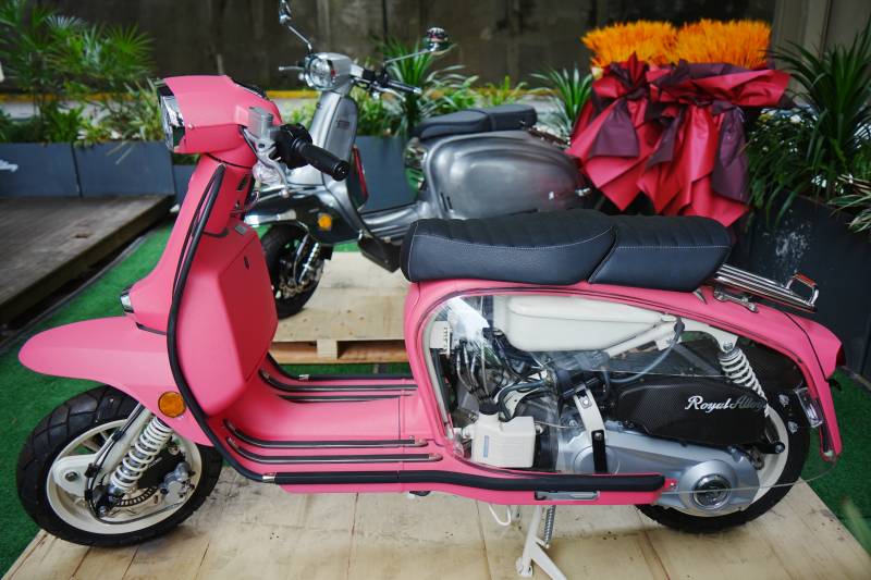 店门口的粉色复古踏板车