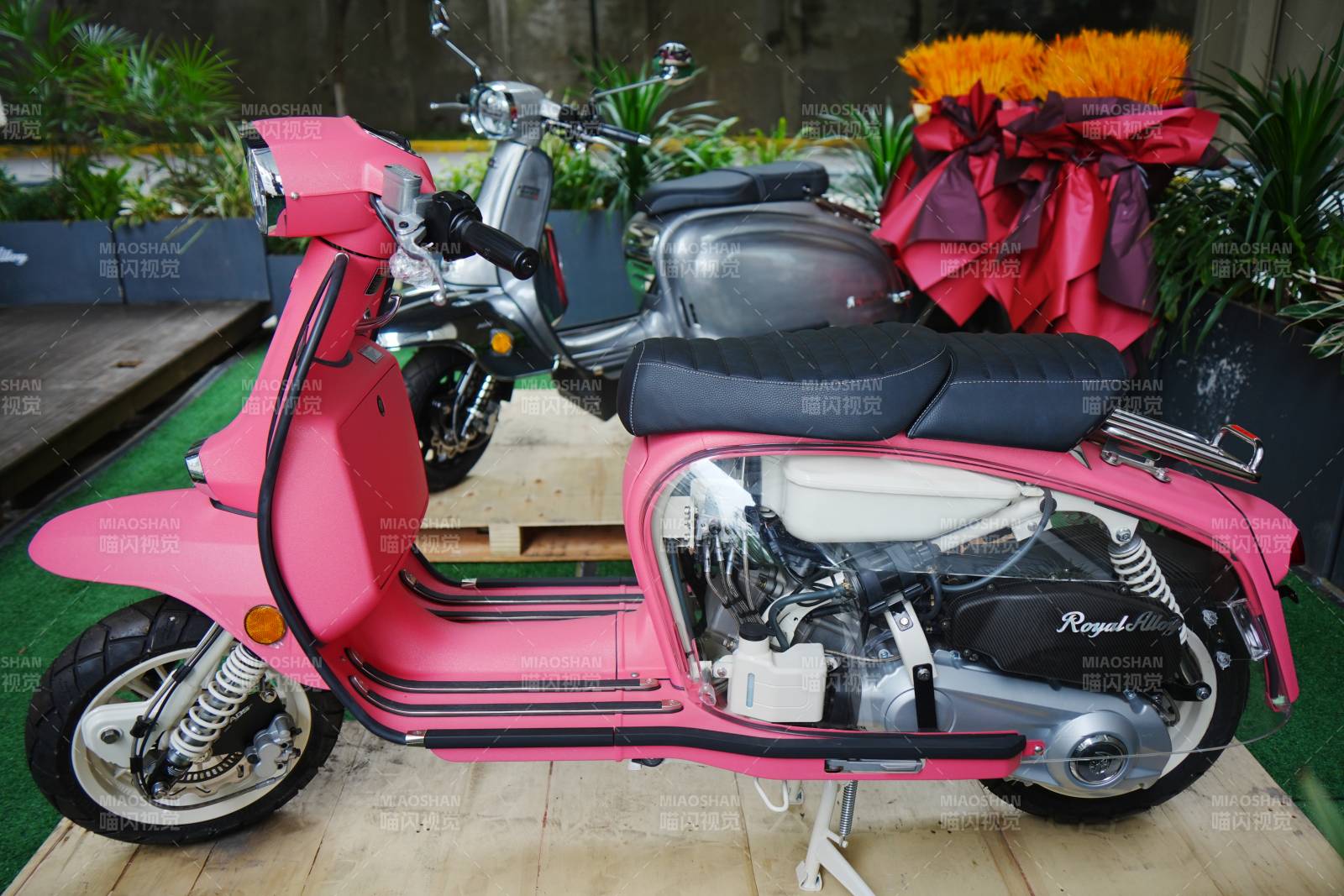 店门口的粉色复古踏板车
