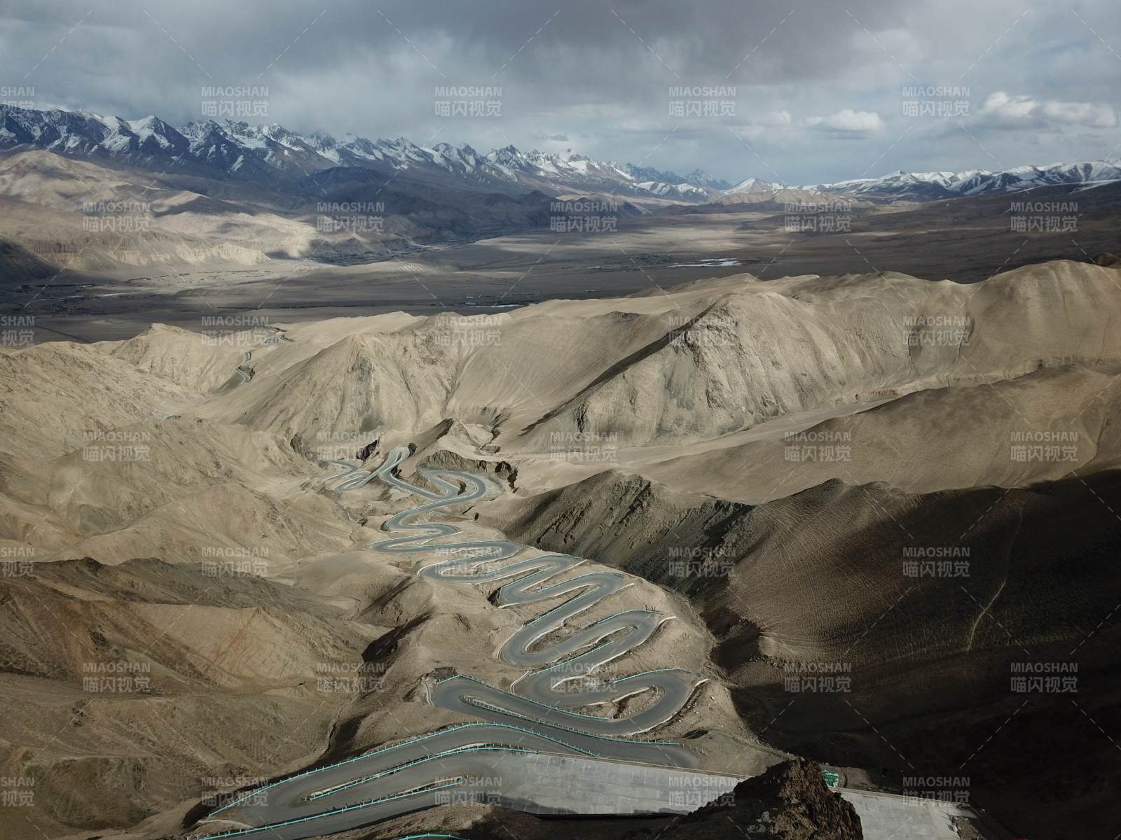 新疆蜿蜒山路入云间