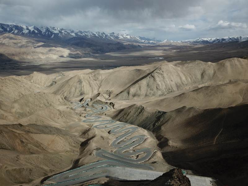 新疆蜿蜒山路入云间