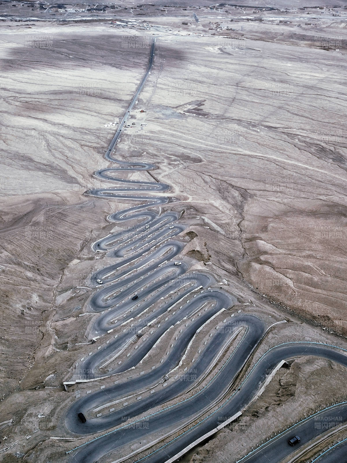 新疆蜿蜒公路穿越荒漠