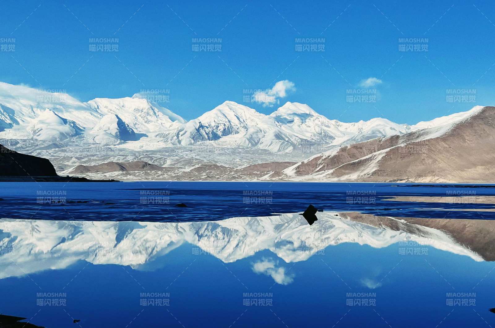 新疆雪山倒影湖中