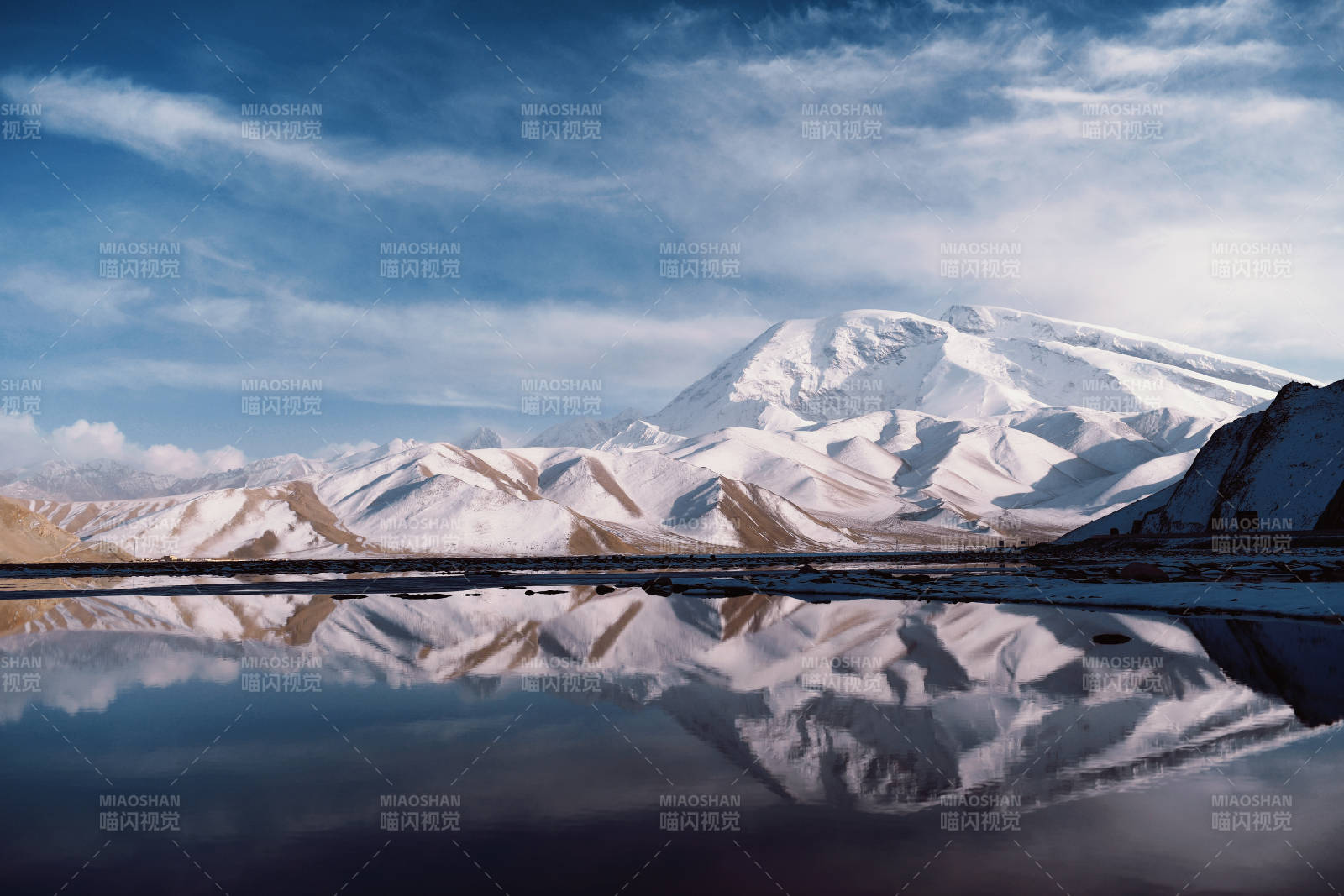 慕士塔格雪山倒影湖中