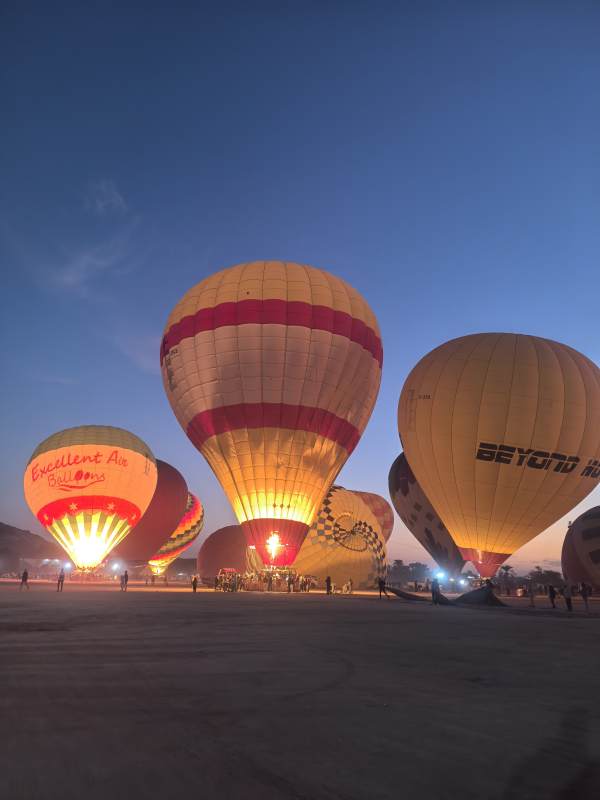 清晨的热气球升空地