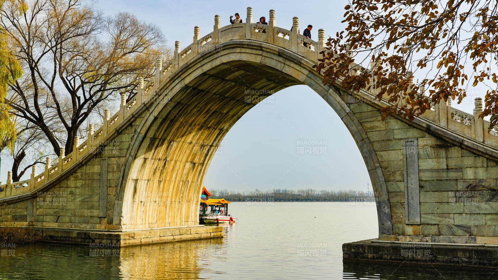 颐和园玉带桥拱桥映湖景