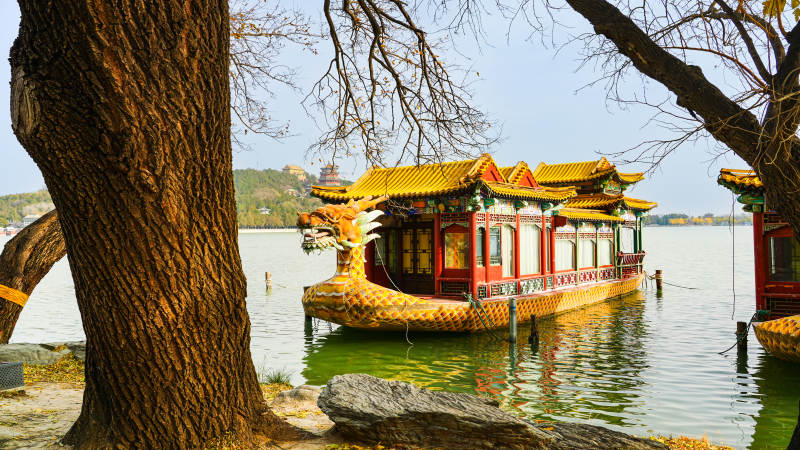 颐和园昆明湖上龙舟静泊