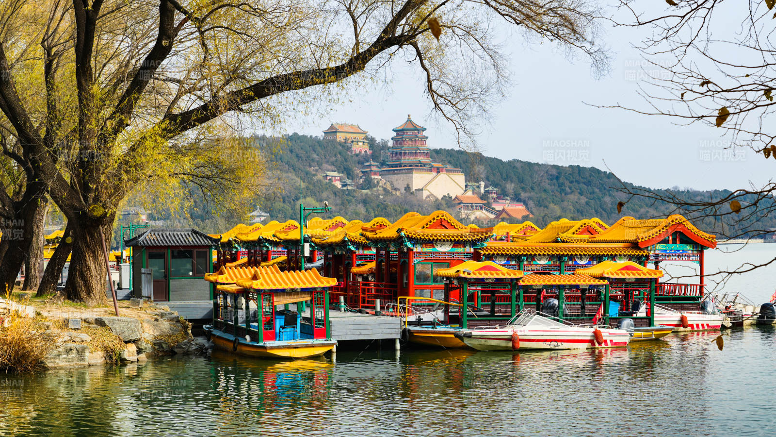 颐和园湖畔游船春景