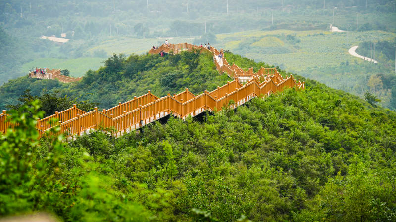 北京门头沟港石村山间栈道蜿蜒绿野