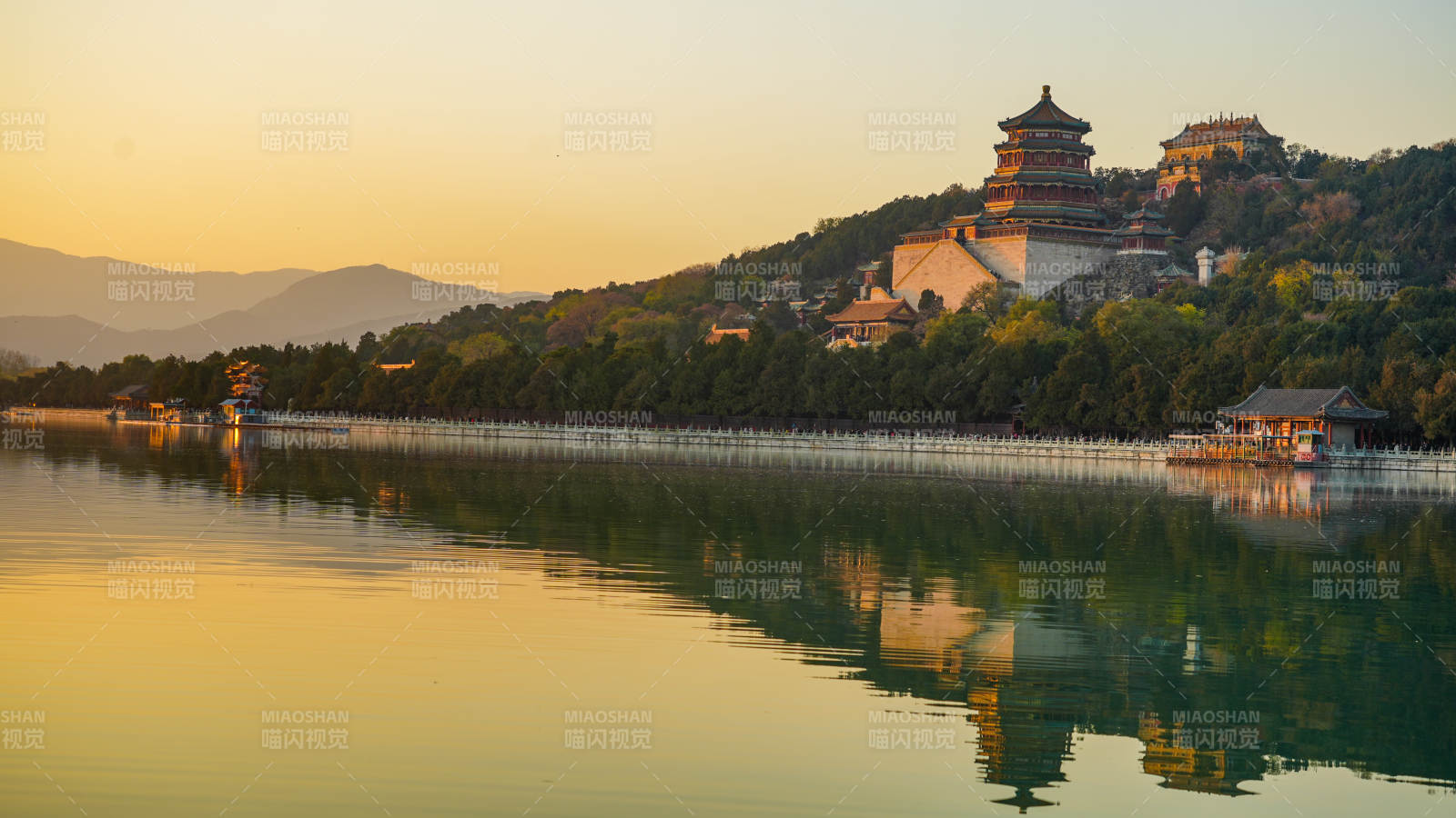 頤和園湖光山色映古塔